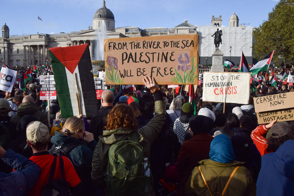 Der Slogan "From the river to the sea" stellt aus Sicht der Generalstaatsanwaltschaft München das Existenzrecht Israels in Frage. Hier wird der Spruch bei einer Demo in London gezeigt.