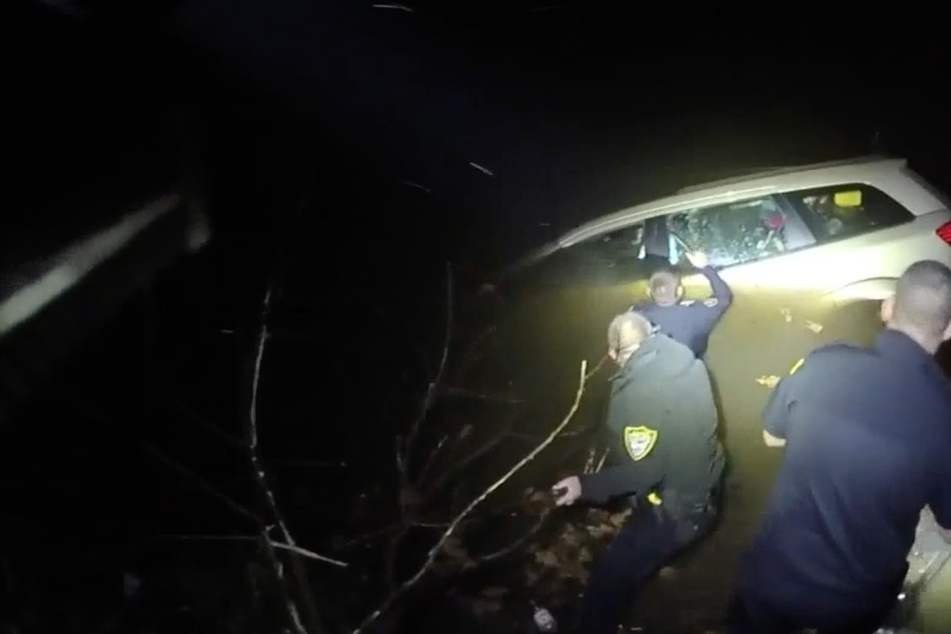 Ohio officers save woman from sinking car in dramatic rescue