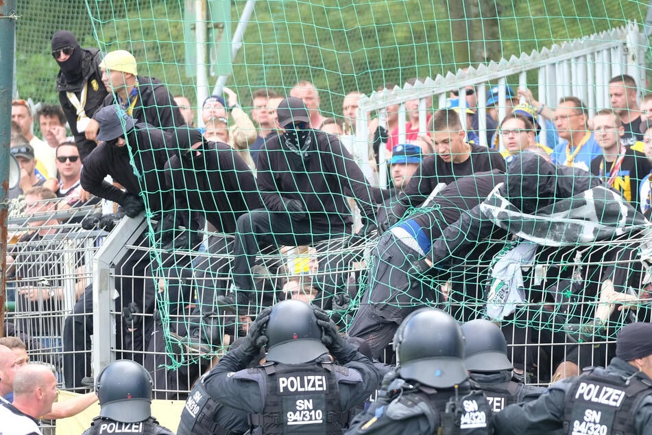 Schon vor dem Leipzig-Derby kochen die Gemüter zwischen Lok- und Chemie-Fans hoch. (Archivbild)