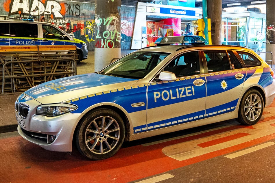 Alarm in Frankfurt-Gallus: Zahlreiche Polizeikräfte rückten am Dienstagabend aus.
