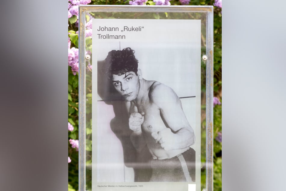 Diese Info-Tafel erinnert die furchtbaren Qualen des NS-Opfers Johann "Rukeli" Trollmann (1907-1944).