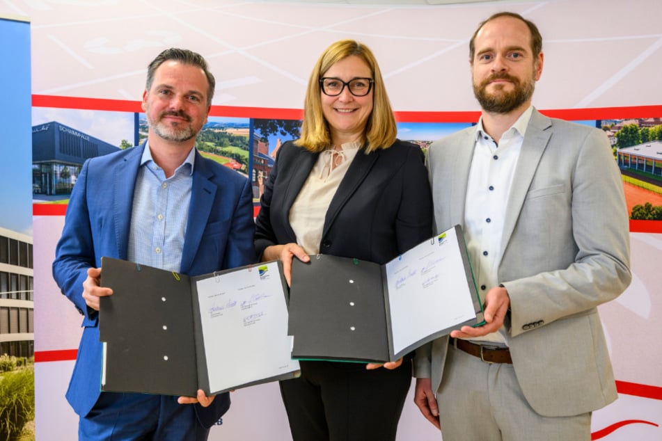 Vertrag unterschrieben, Baustart im Blick (v.l.): Goldbeck-Niederlassungsleiter Jörg Bechmann, Zwickaus OB Constance Arndt (47, BfZ) und Goldbeck-Sales-Manager Henning Förster.