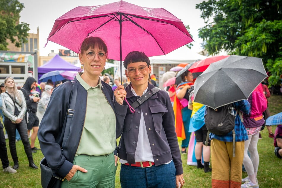 Katja Meier (45, l.) und Josefine Paul (43, beide Grüne) haben sich getraut (hier beim Christopher Street Day 2023 in Chemnitz).