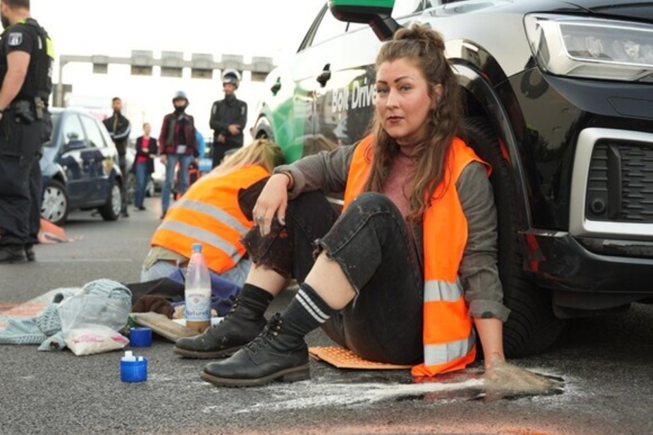 Mit einem Spezialkleber befestigte sich die Aktivistin der "Letzten Generation" an den Asphalt der A100.