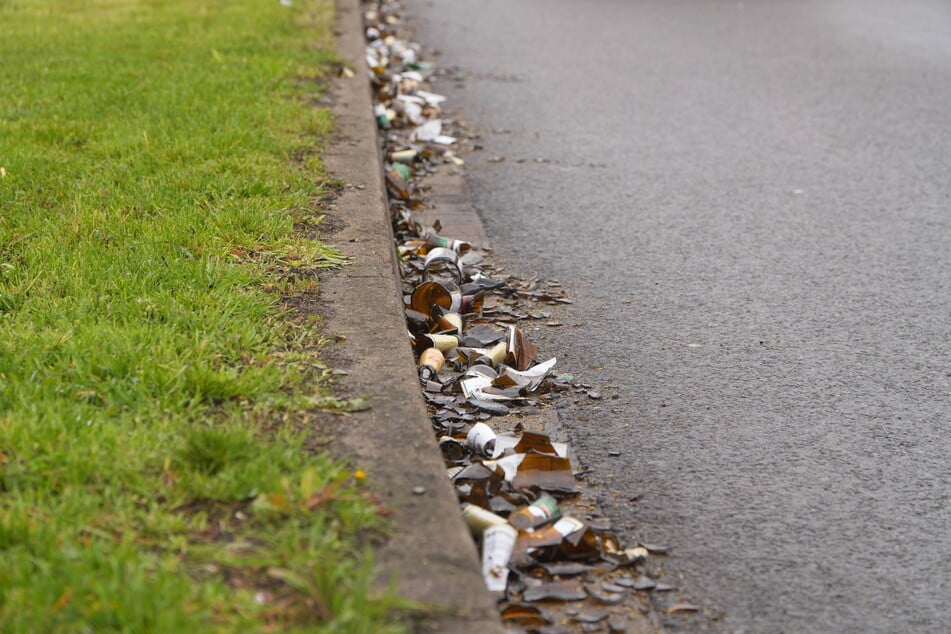 Die Scherben wurden an den Rand der Straße gekehrt.