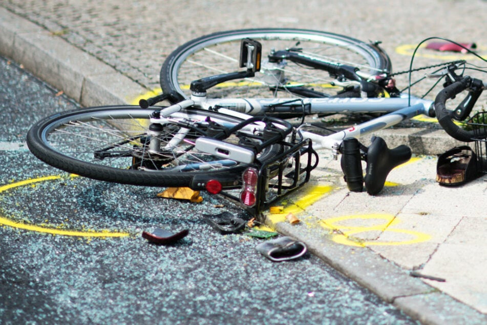 Ein Fahrrad liegt nach einem schweren Unfall auf dem Boden.(Symbolbild)