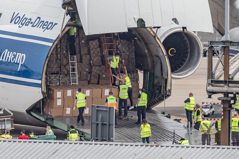 Ein Frachtflugzeug vom Typ Antonov AN-124 wird auf dem Flughafen Düsseldorf entladen.