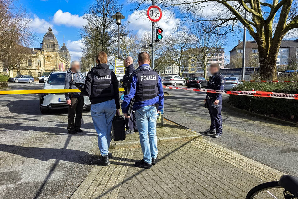 Die Polizei sperrte den Einsatzort am Sonntagmittag ab und sicherte Spuren.