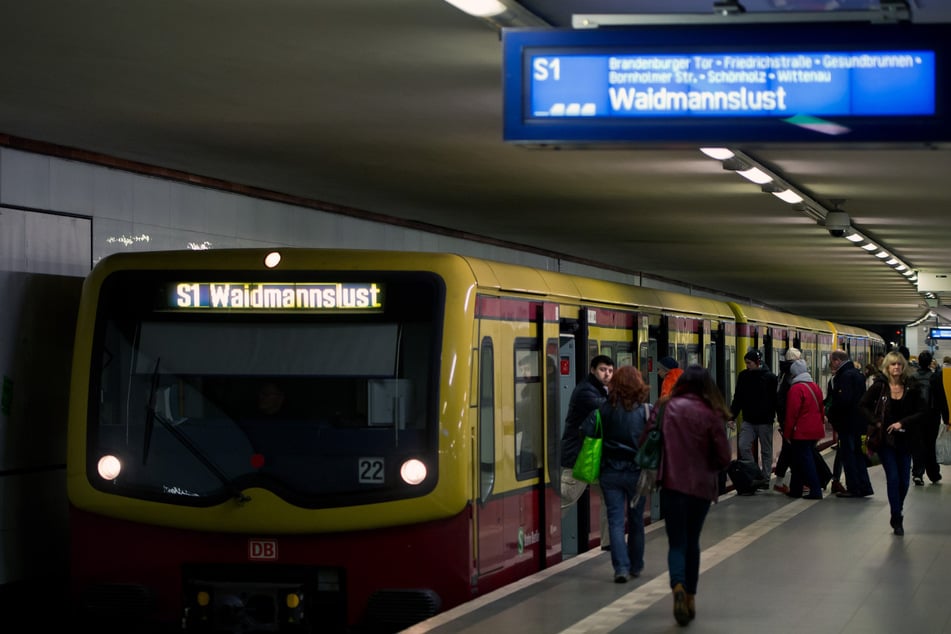 Auslöser des Streites soll das Hören von lautstarker Musik in der S-Bahn der Linie S1 gewesen. (Archivbild)