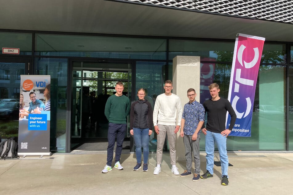 Sophia Groß (25) mit ihrem Team nach dem Wettbewerb in München.