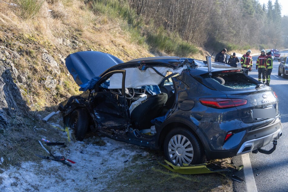 Die Feuerwehr musste den Kia mit hydraulischem Gerät öffnen, um die Insassen zu befreien.