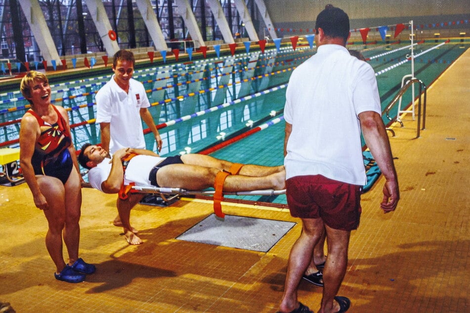Rettungsschwimmen ist nicht immer eine ernste Angelegenheit – zumindest während des Trainings.