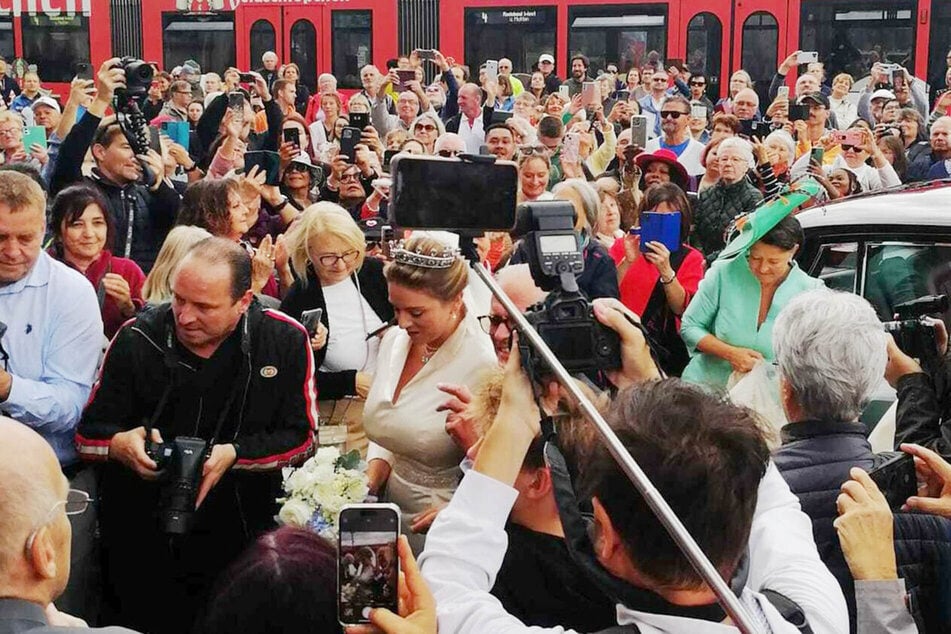 Vom Rolls-Royce ging es für die 24-Jährige durch die Menge zum Eingang der Kirche.