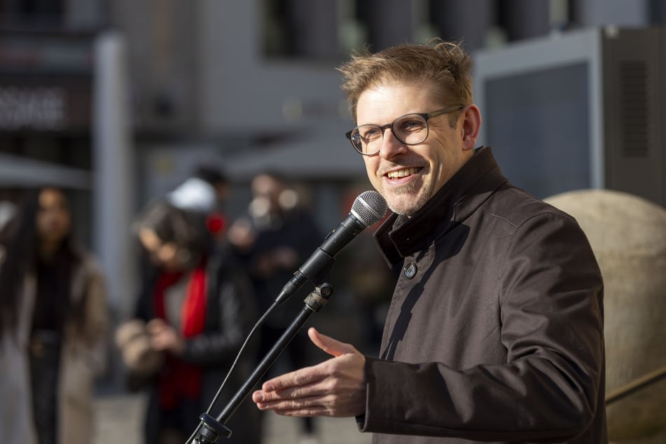 Matthias Ecke (41, SPD) warf Trump in seiner Rede eine "Täter-Opfer-Umkehr" vor.