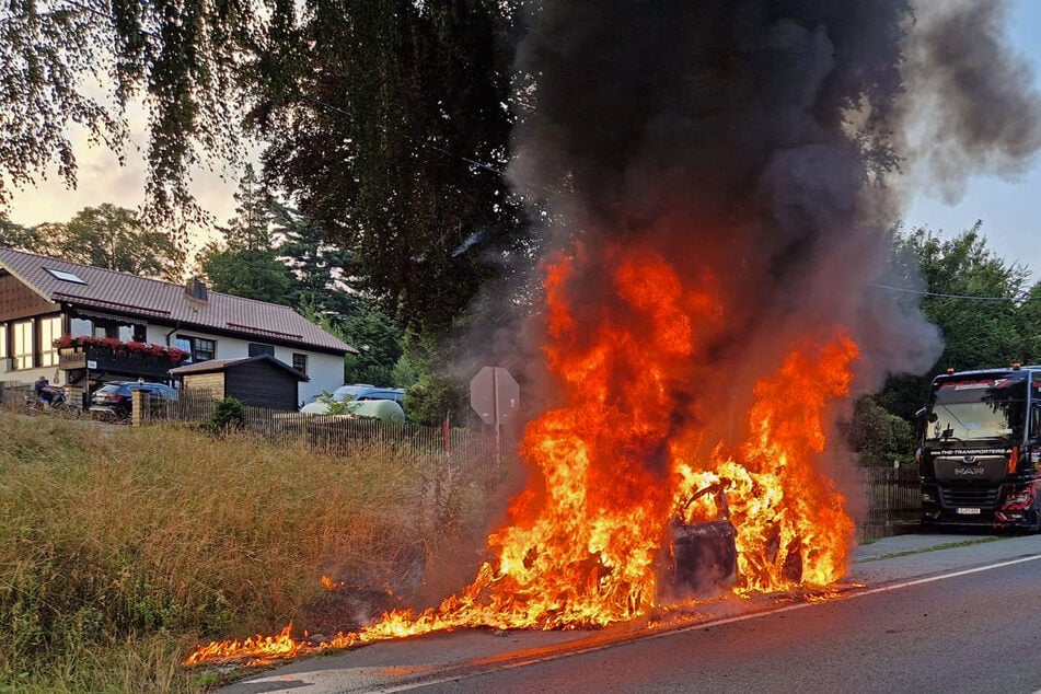 Helle Flammen schossen in die Höhe: Zwischen Wüstenbrand und Oberlungwitz brannte am Freitagabend ein BMW völlig aus.