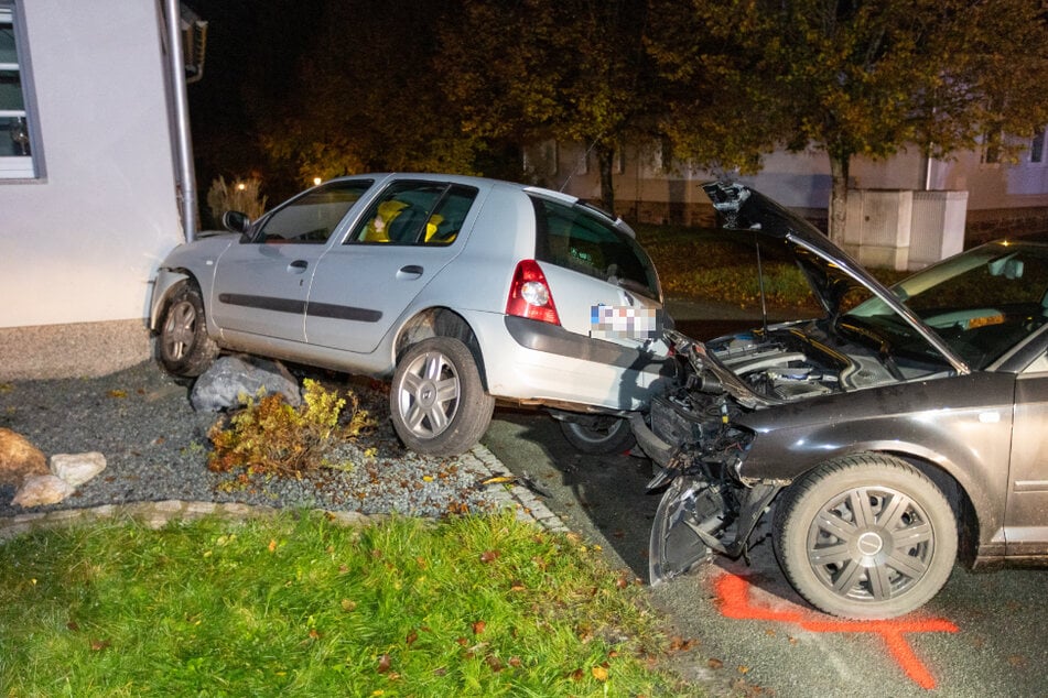 Zwei Autos kollidierten miteinander. Der Renault knallte gegen eine Hauswand.