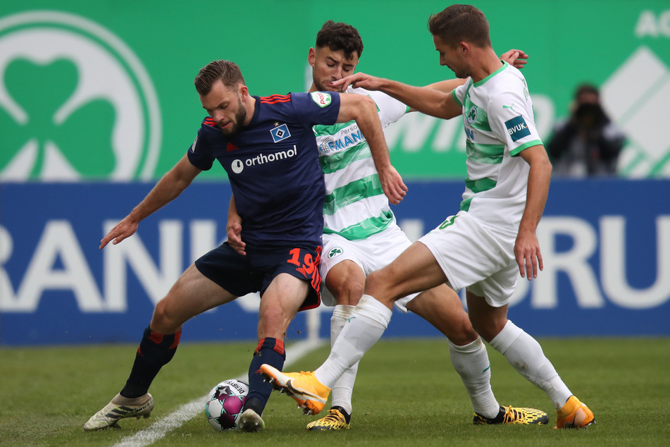 Zweikampfgeprägte Partie: Die Fürther Paul Seguin (r.) und Maximilian Bauer (m.) kämpfen mit dem Hamburger Manuel Wintzheimer um den Ball.