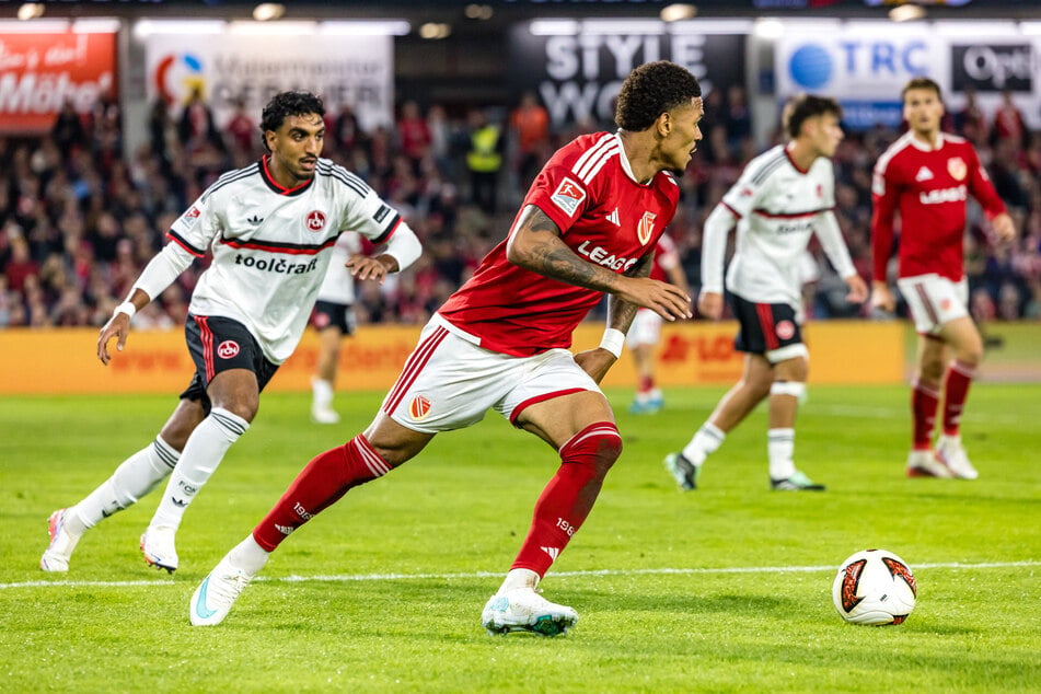 Cottbus und Justin Butler (25, r.) rissen gegen Nürnberg eine läuferische Top-Leistung ab.