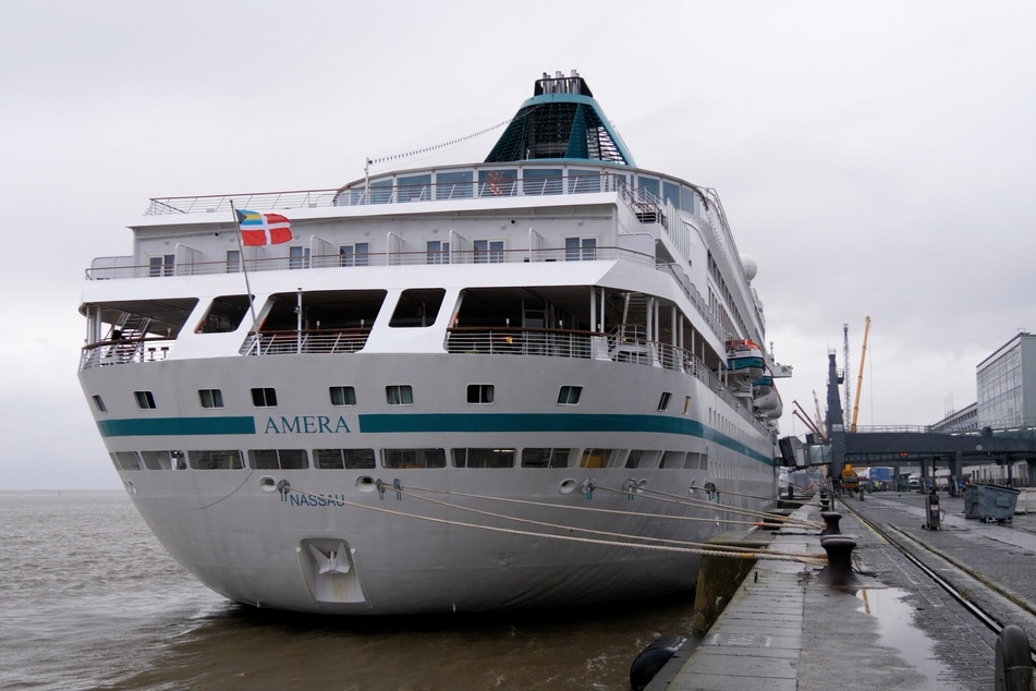 Die "MS Amera" liegt in Bremerhaven vor Anker. Wegen mehrerer Corona-Fälle unter der Crew musste das Schiff seine Kanaren-Reise abbrechen.