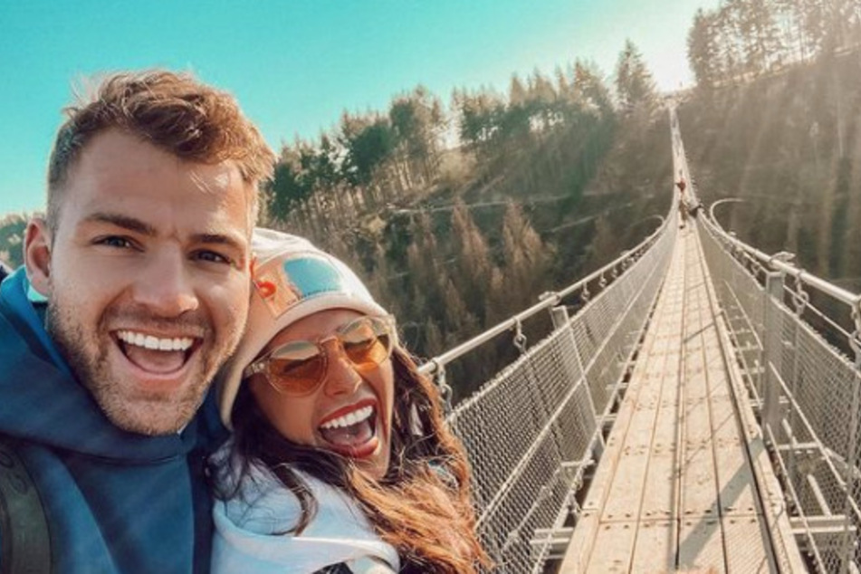 Julian und Sarah präsentieren sich auf ihren Social-Media-Kanälen stets glücklich. Wie er es findet, dass Sarahs Ex-Mann auf seiner Hochzeit singen soll? Ungewiss!