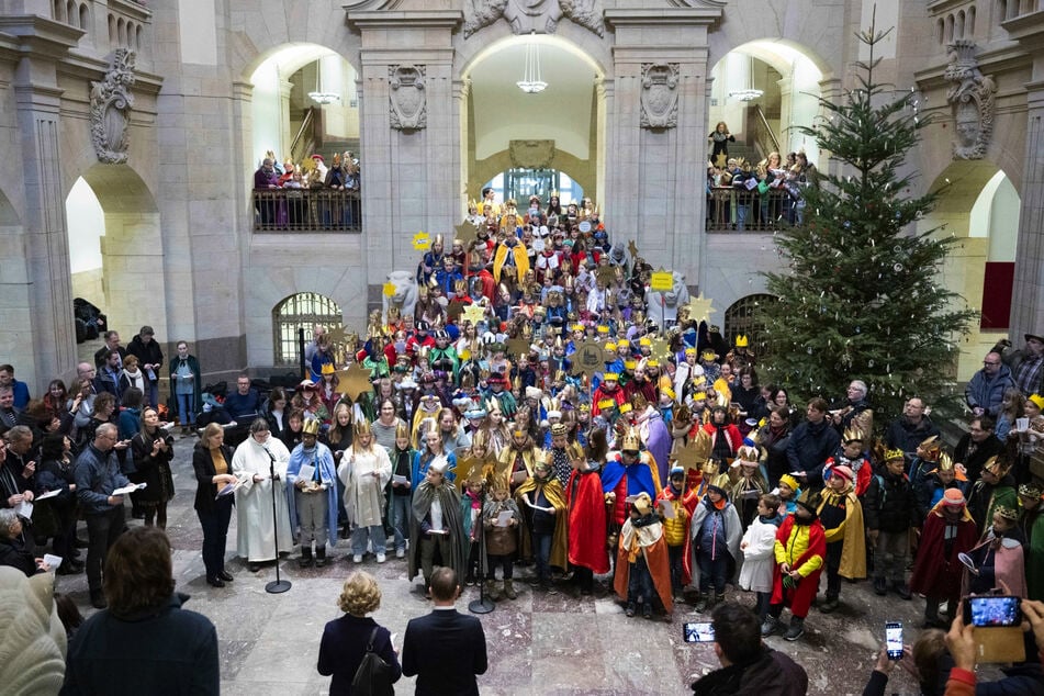 Full House: Rund 260 junge Sternsinger füllten gestern die Kuppelhalle der Staatskanzlei anlässlich des Dreikönigstags.