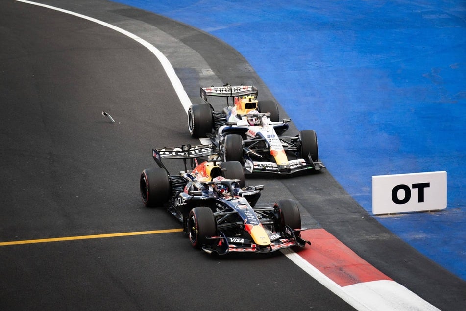 In dieser Szene kollidieren Max Verstappen (29, l.) und Liam Lawson (24). Man sieht auf der Strecke einen Teil des Autos.