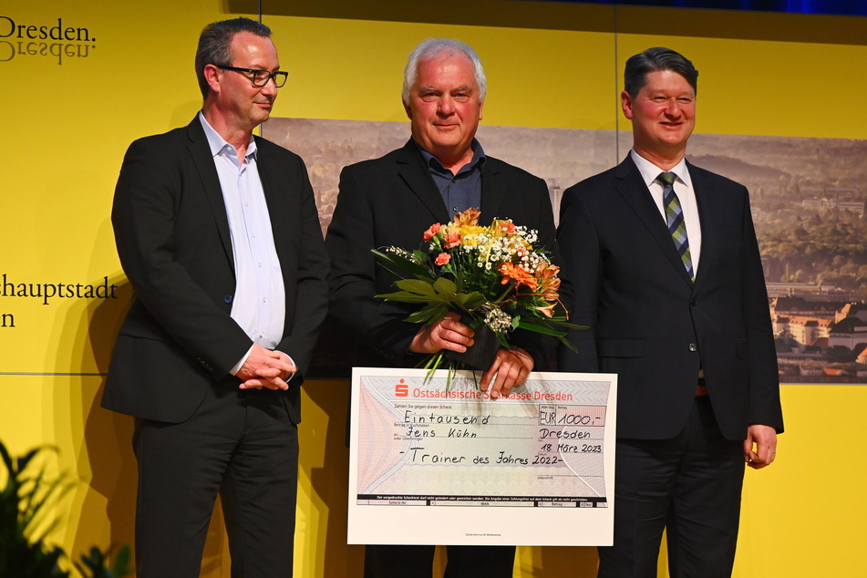 Sportbürgermeister Jan Donhauser (54, CDU), Jens Kühn (Trainer des Jahres) und Lars-Detlef Kluger (52, CDU) bei der Auszeichnung im Kongresszentrum Dresden. (Archivbild)