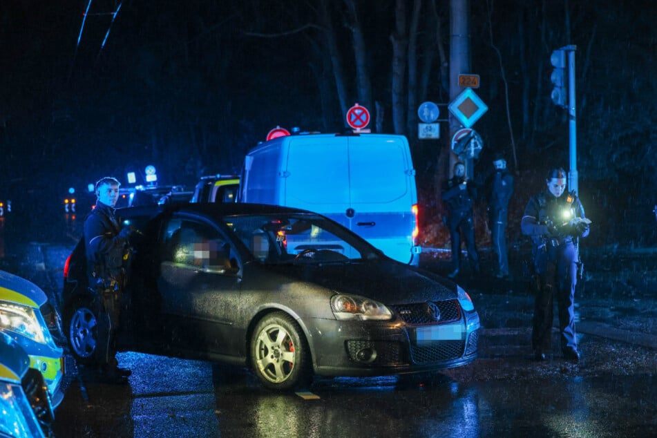 Mehr als 40 Polizeitautos riegelten das Gebiet ab.