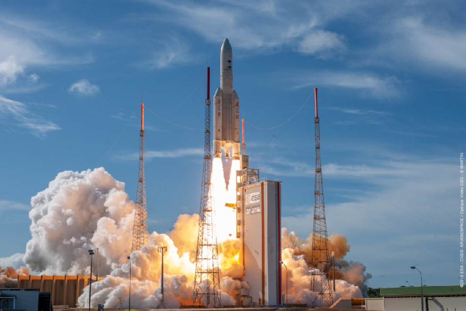 Eine europäische Trägerrakete Ariane 5 ist erstmals seit dem Corona-Lockdown auf dem Weltraumbahnhof Kourou wieder ins All gestartet.