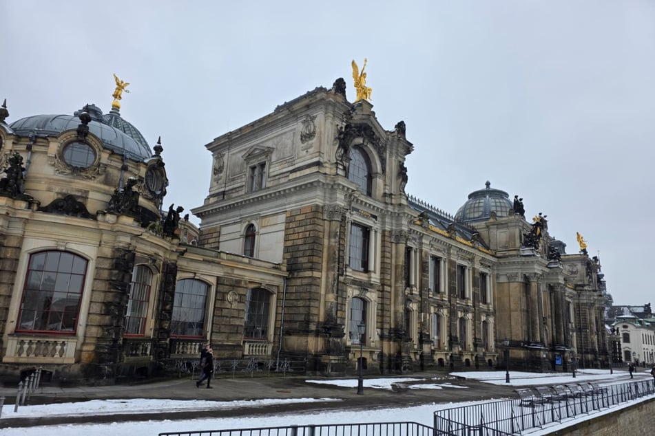 Der Mann störte sich offenbar an einer Regenbogenfahne an der Hochschule für Bildende Künste Dresden.