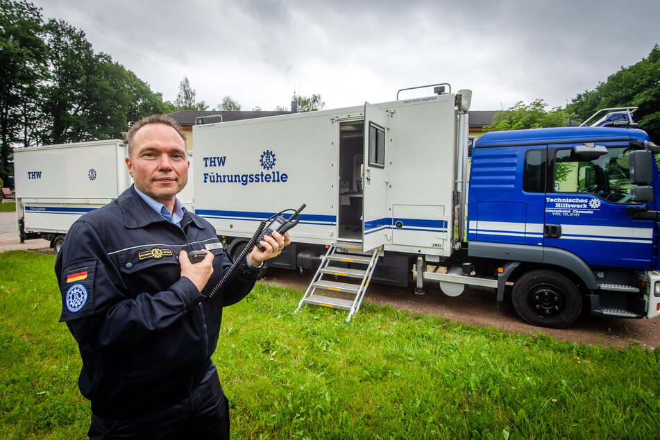 Sven Hoppe (46) vom Technischen Hilfswerk zeigt den Führungskraftwagen, der als mobile Einsatzstelle dienen könnte.