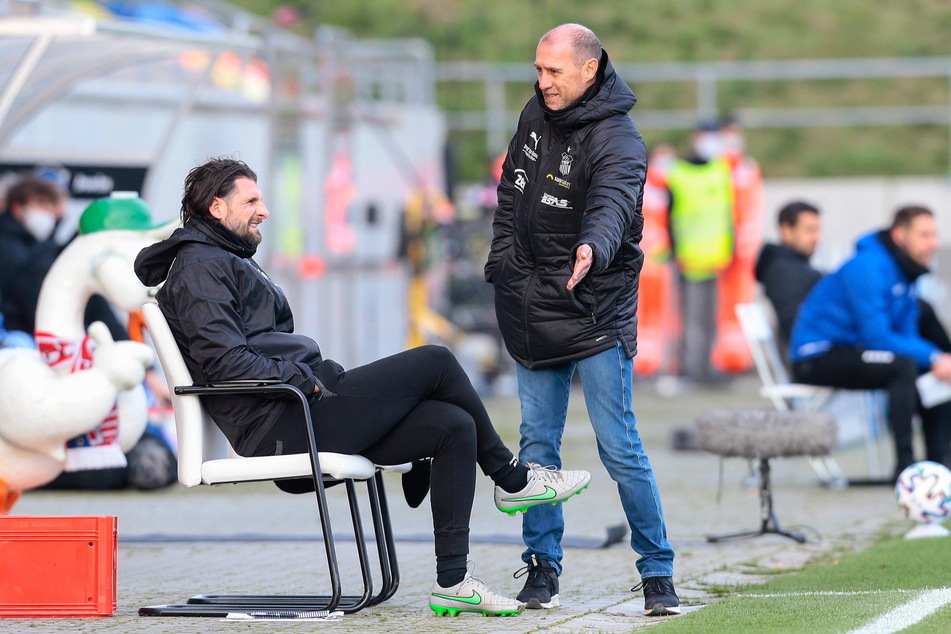 Geht doch!, scheint FSV-Coach Joe Enochs (49, r.) seinem Co Robin Lenk (36) angesichts der Defensivleistung zu sagen