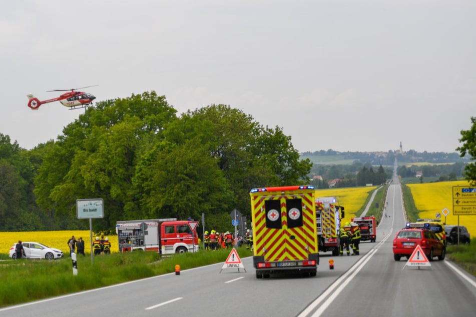 Nach einem schweren Verkehrsunfall auf der B6 im Landkreis Bautzen waren die Einsatzkräfte gefordert.