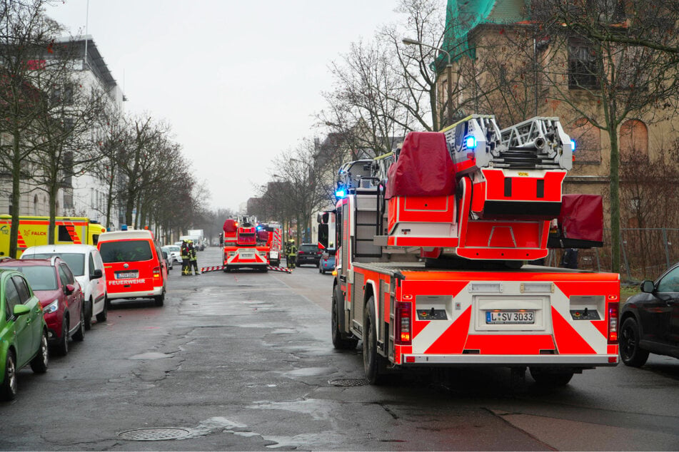 Die Feuerwehr rückte am Mittwochnachmittag mit mehreren Fahrzeugen in der Dessauer Straße an.