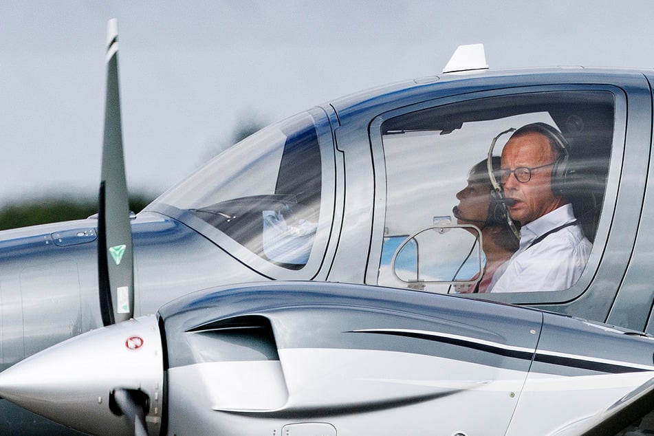 Polizei verhindert Attacke auf Privatflugzeug von Friedrich Merz