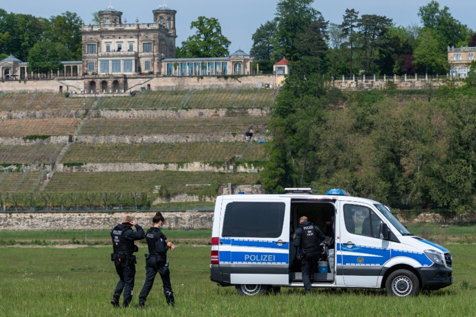 Ein Polizeiauto an den Elbwiesen.