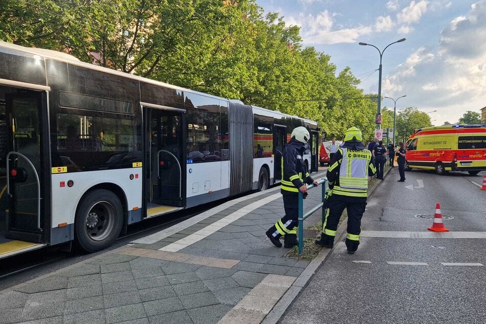 Einsatzkräfte der Feuerwehr kümmerten sich um die Verletzten.