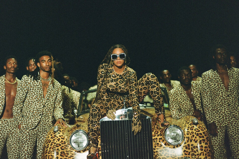 Das von Disney Plus herausgegebene Foto zeigt Beyonce Knowles (M.) in einer Szene ihres Films "Black is King."