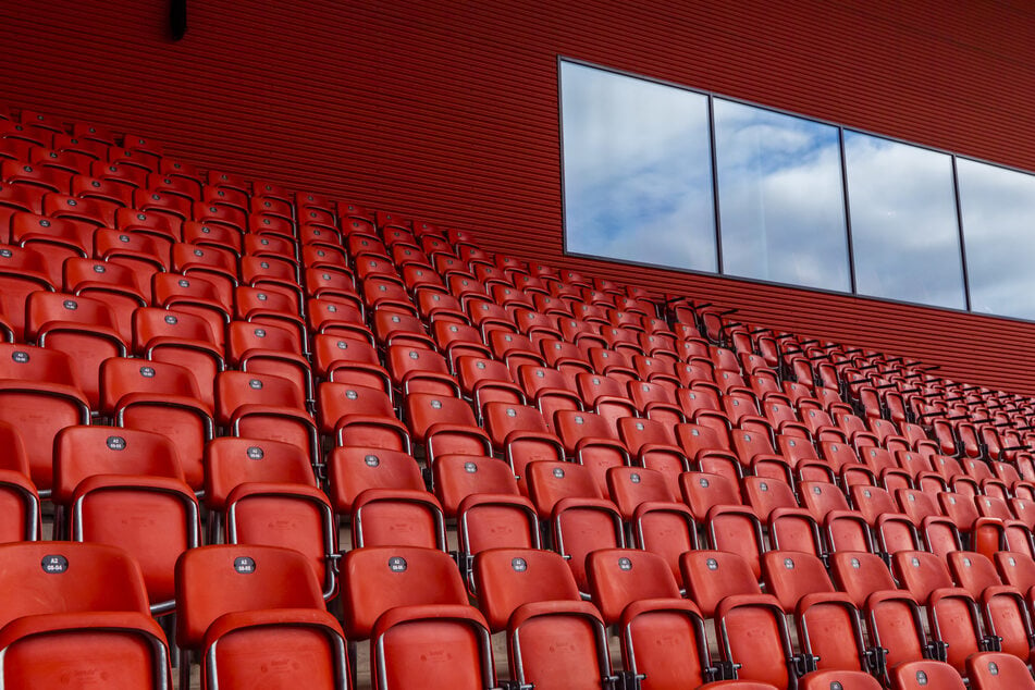 Die Sitze im Fußballstadion de la Maladiere in Neuenburg sind leer.