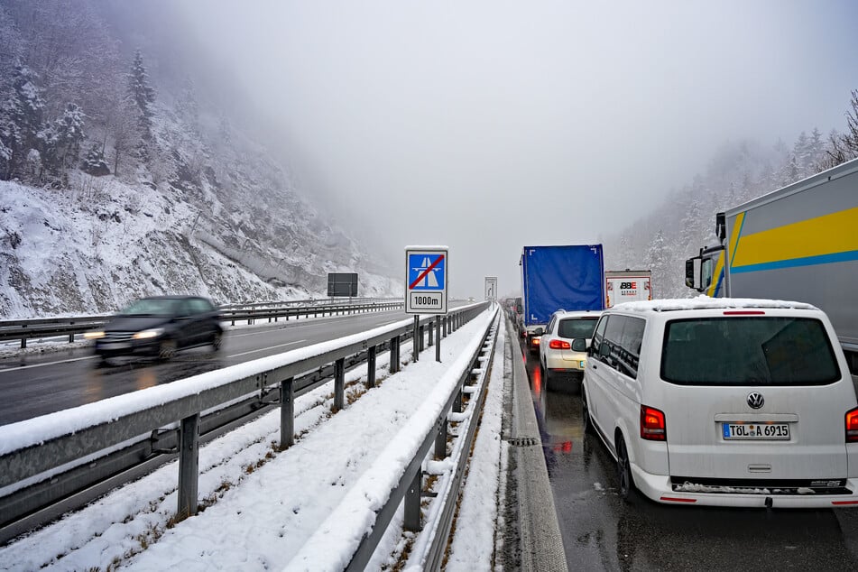 Unfall A4: A4 in Richtung Köln dicht: Lkw sorgt für kilometerlangen Stau