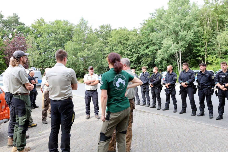 Deutsche und tschechische Einsatzkräfte bei der gemeinsamen Absprache.