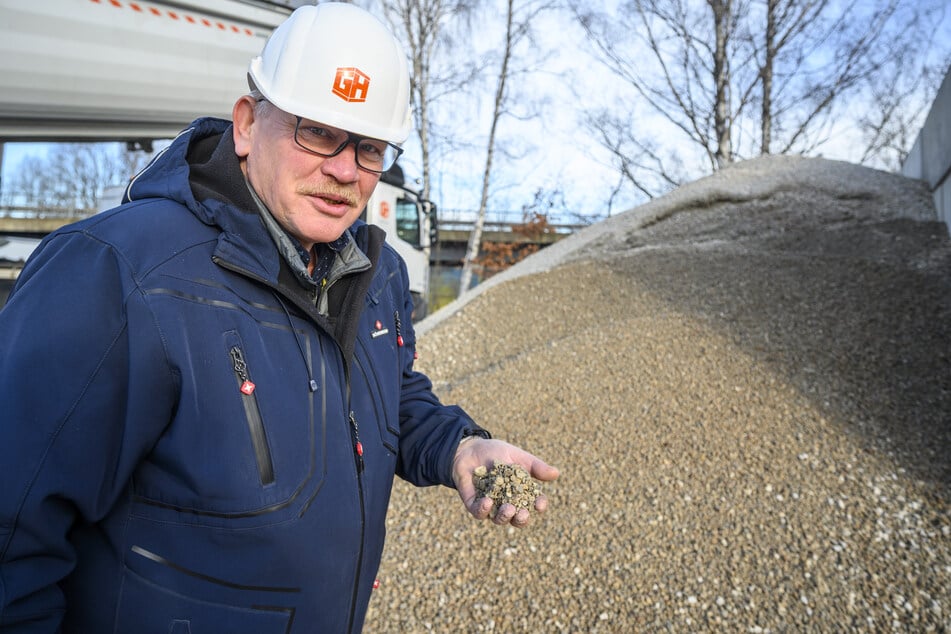 Peter Beuckert (63) zeigt im Betonmischwerk den zerkleinerten Schutt, der als Zusatzstoff verwendet wird.