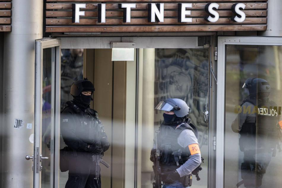 Mehrere Schwerverletzte bei Attacke in Fitnessstudio: Täter noch auf der Flucht!