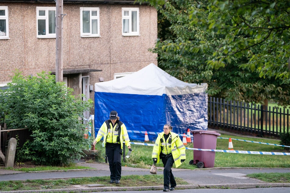 Polizisten sind am Tatort in Chandos Crescent in Killamarsh, im Einsatz.