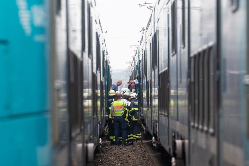 Die 106 Fahrgäste mussten mitten auf der Strecke den Zug verlassen und in eine andere Bahn umsteigen.