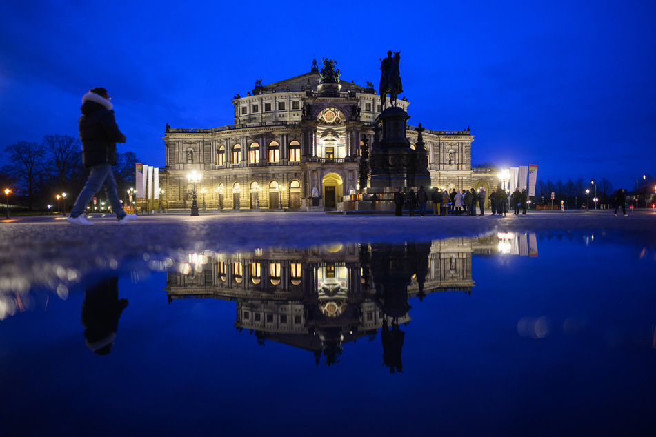 Freitagnacht werden vor und in der Semperoper Tausende Menschen feiern.