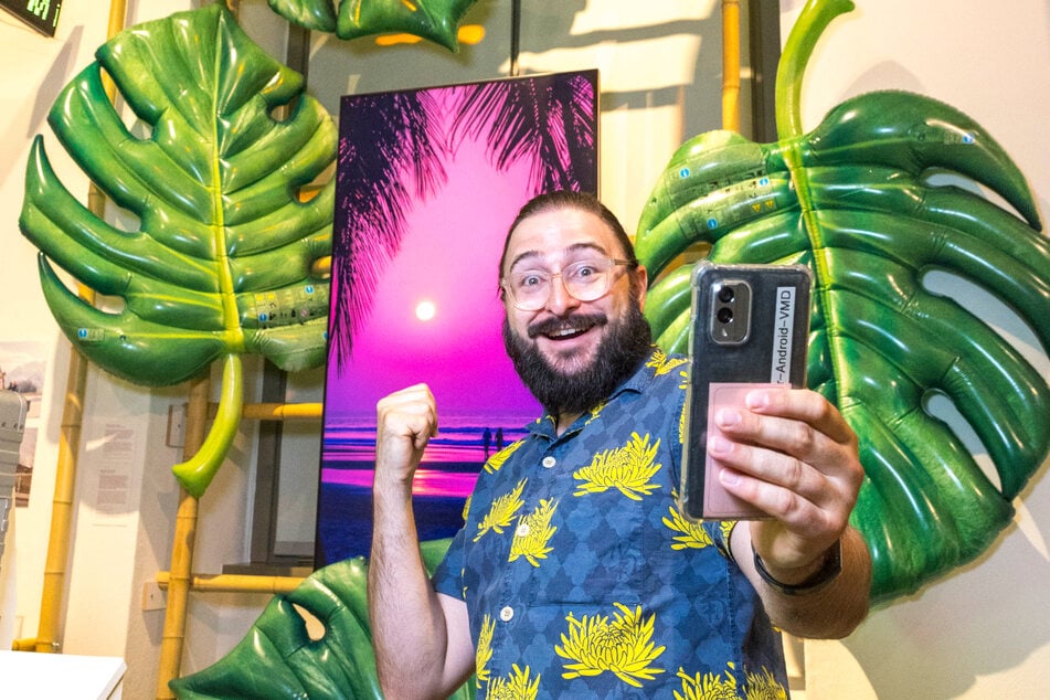 Nur ein "Selfie" entfernt: Ob Sonnenuntergang am Strand oder mitten in den Bergen. An dieser interaktiven Station können die Besucher sich in den Urlaub träumen, weiß Kurator Maximilian Dümler (34).