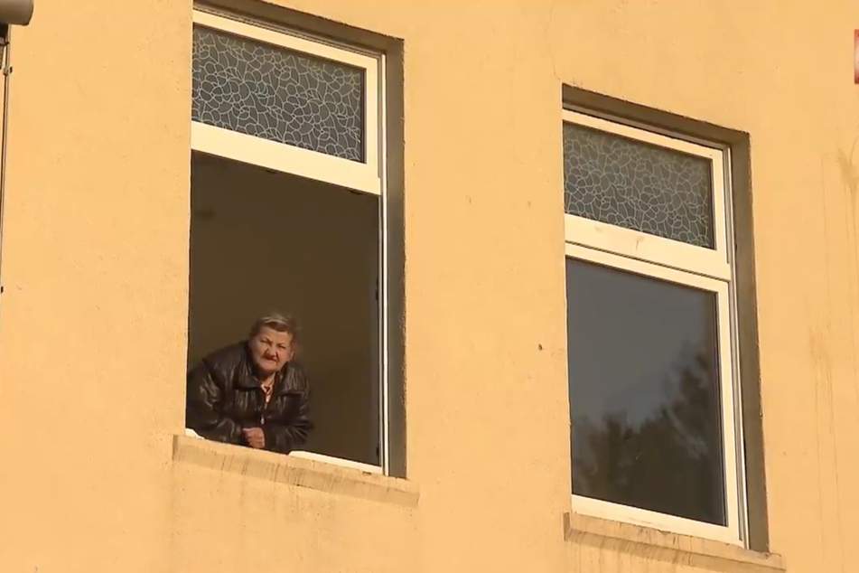 Legendär: Nach der Renovierung der Obdachlosenunterkunft in der Augustenstraße sollen persönliche Gegenstände fehlen, woraufhin sie aus dem Fenster ruft: "Das jibt 'ne Anzeije!"