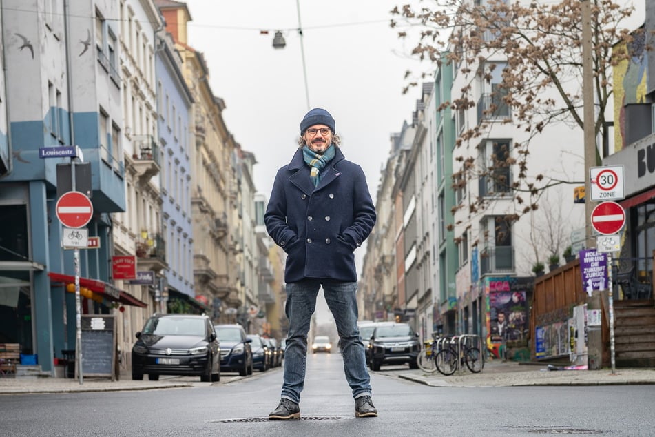 Frank Goldammer (50) an der Kreuzung Alaun-/Louisenstraße - der neue Roman (dtv, 17 Euro) spielt auch in der Neustadt.