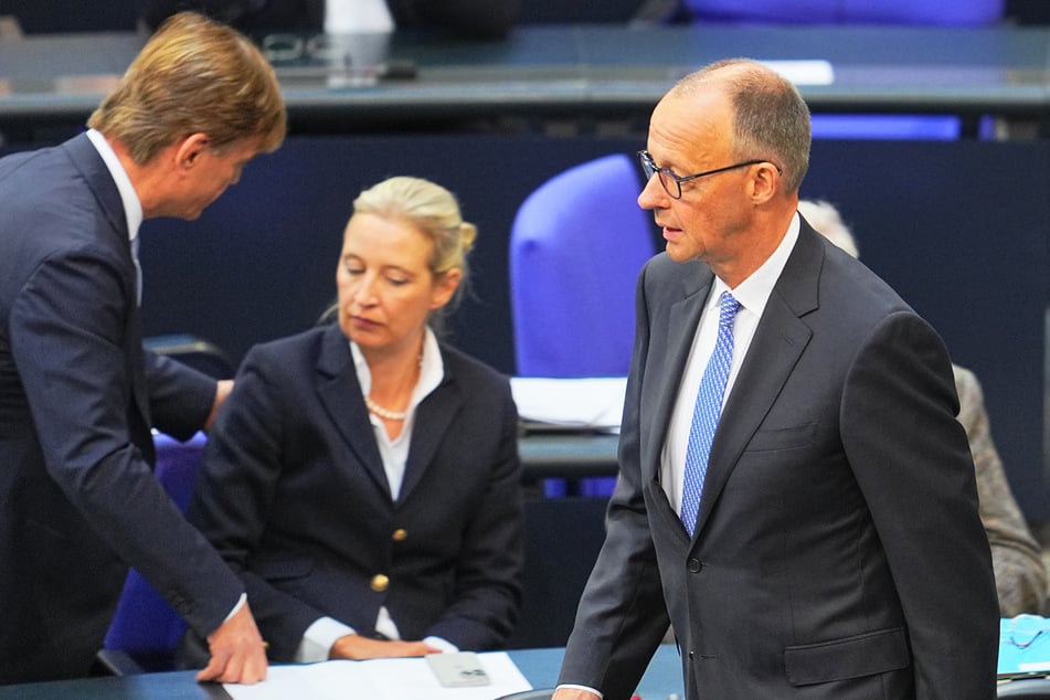 Merz (69, CDU, r.) ist bei der Kanzlerwahl im Bundestag im ersten Wahlgang durchgefallen. Im Hintergrund unterhalten sich Bernd Baumann (67, l.), erster parlamentarischer Geschäftsführer der AfD-Bundestagsfraktion, und Alice Weidel (46), Bundes- und Fraktionsvorsitzende der AfD.